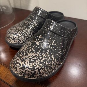 Oofos clog - size 9